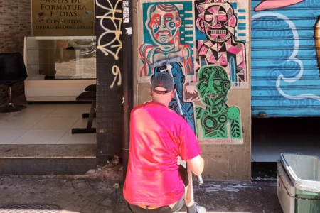 Artista inglês Wilko estreia no Brasil com exposição de lambe-lambe em Goiânia