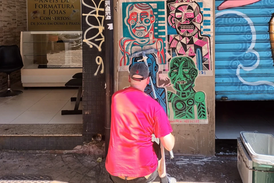 Artista inglês Wilko estreia no Brasil com exposição de lambe-lambe em Goiânia