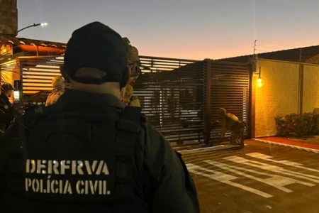 Policiais cumprindo mandados em condomínio - (Foto: reprodução/PCGO)