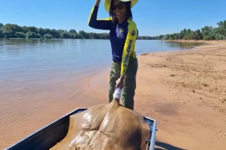 Pescadora chamou atenção com fisgada de arraia gigante de 50 kg no Araguaia