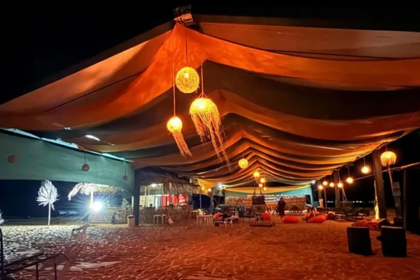 Heliporto, ar-condicionado e pé na areia: acampamento em Aruanã oferece experiência de resort no Araguaia; saiba valor