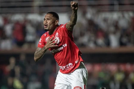 Éric Davis em passagem pelo Vila Nova