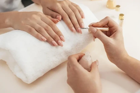 Mulher se passava por manicure para espionar vítimas e facilitar roubos de joias em Goiás
