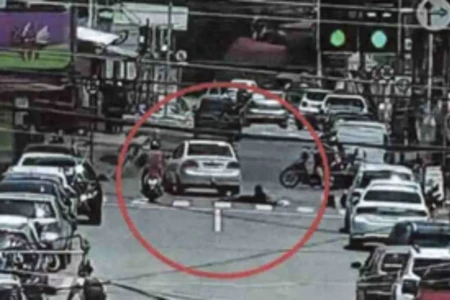 Idosa se jogou contra carro de motorista - (Foto: reprodução)