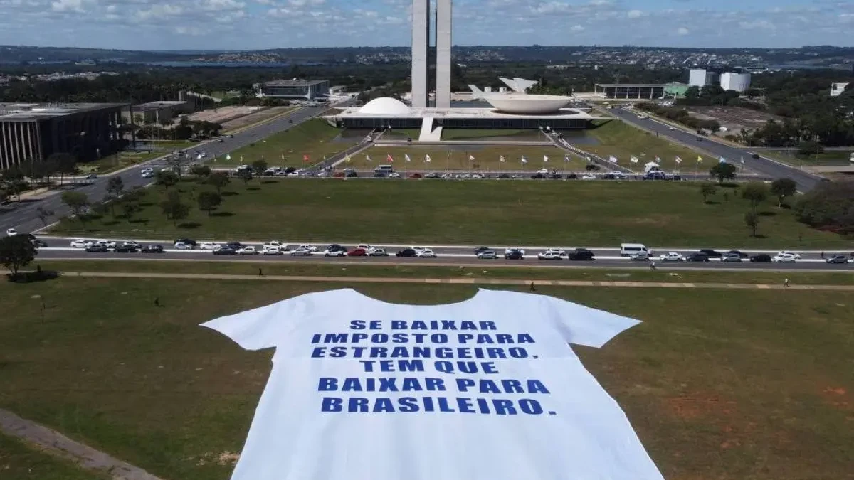Manifestantes pedem para governo manter taxa das blusinhas (Foto: ABVTEX)