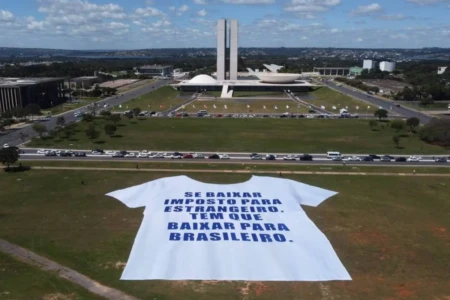 Manifestantes pedem para governo manter taxa das blusinhas (Foto: ABVTEX)