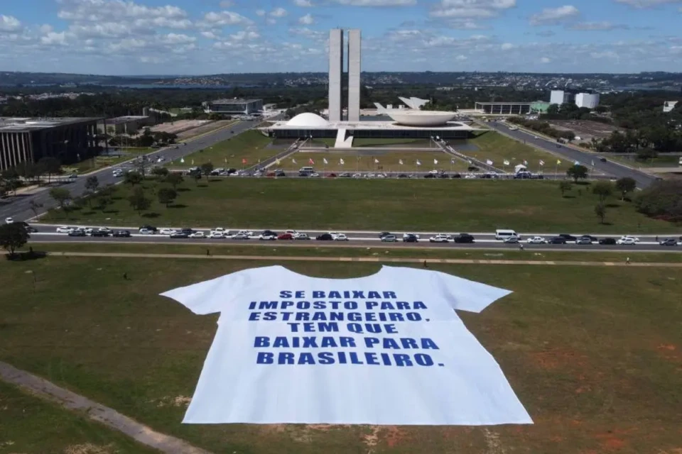 Manifestantes pedem para governo manter taxa das blusinhas (Foto: ABVTEX)