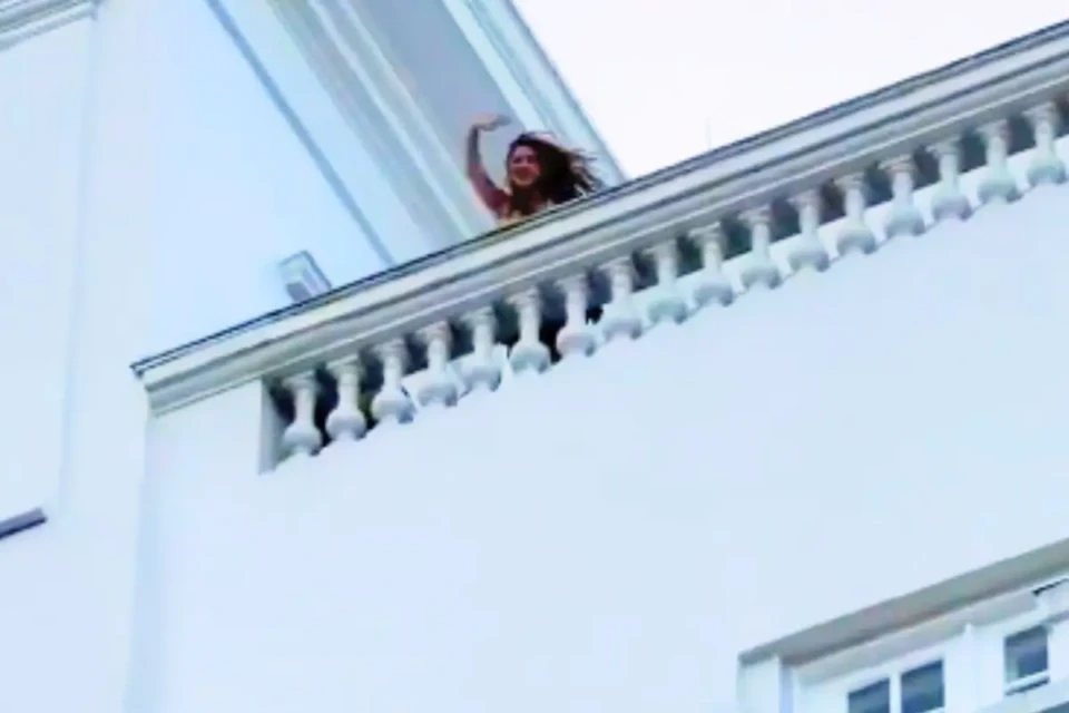 Shakira aparece em sacada de hotel e leva fãs à loucura no RJ (Foto: Reprodução)