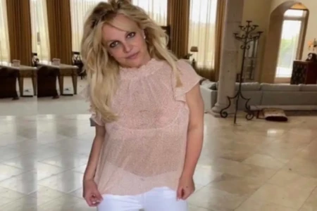 britney-spears-na-sala-de-casa