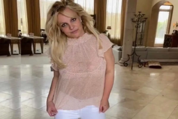 britney-spears-na-sala-de-casa