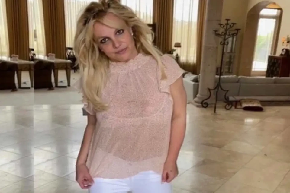 britney-spears-na-sala-de-casa