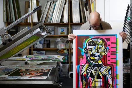 Wilko mostra painel em seu ateliê na Inglaterra (Foto: arquivo pessoal)