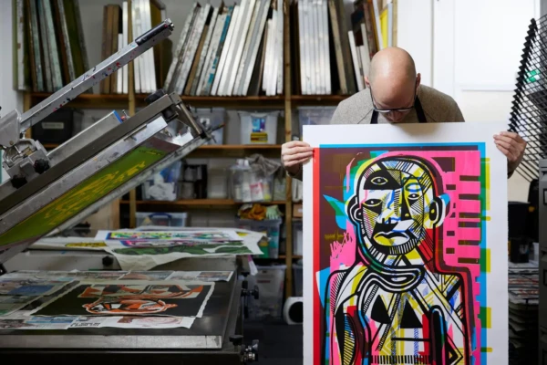 Wilko mostra painel em seu ateliê na Inglaterra (Foto: arquivo pessoal)