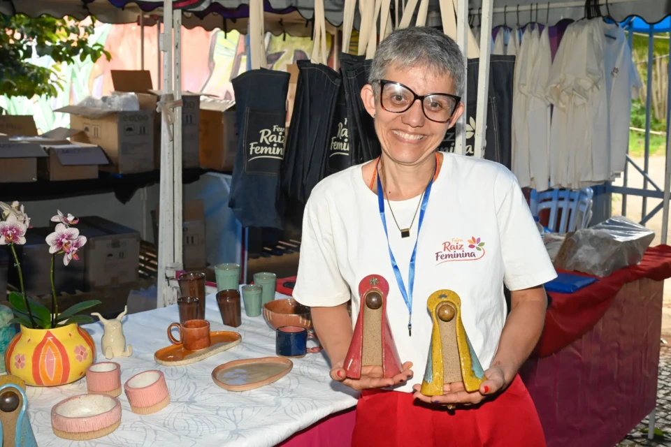 Feira Raiz Feminina tem edição especial de Dia das Mães neste domingo (3), em Goiânia