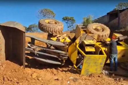 Idoso é resgatado após ficar preso sob retroescavadeira em Luziânia Vítima de 74 anos sofreu fraturas expostas nas pernas