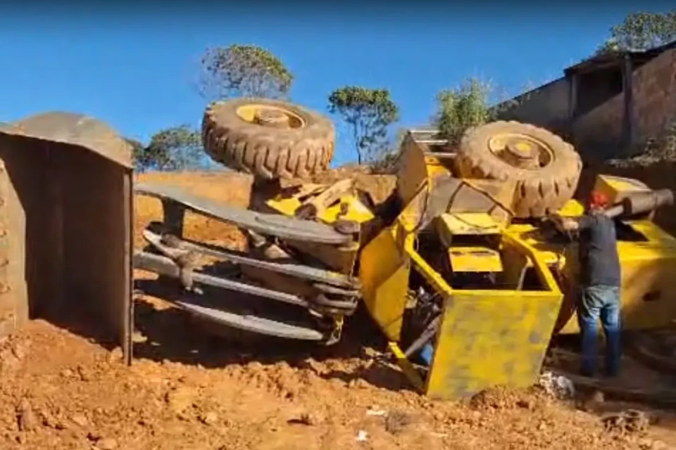 Idoso é resgatado após ficar preso sob retroescavadeira em Luziânia Vítima de 74 anos sofreu fraturas expostas nas pernas