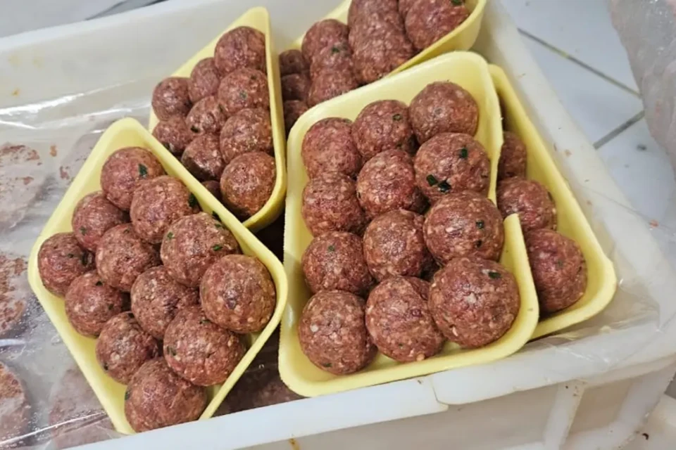 Procon apreende mais de 215 kg de carnes impróprias em supermercado de Goiânia produtos com mau cheiro, coloração alterada