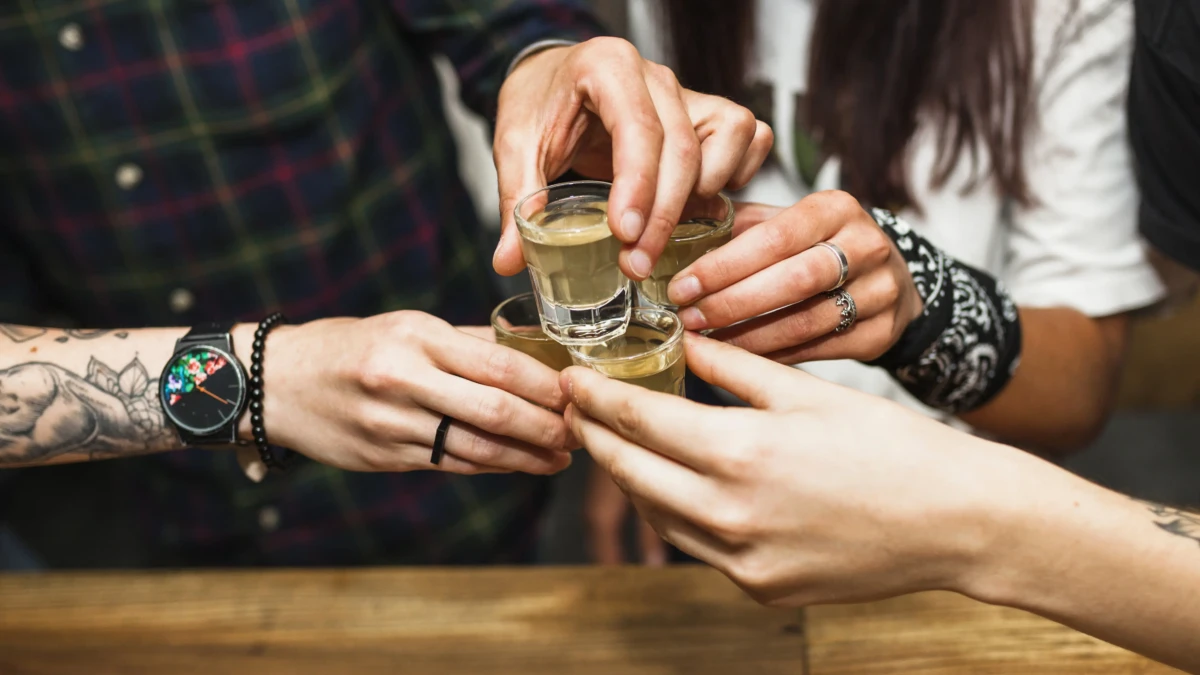 Binge drinking, excesso de consumo esporádico de álcool, aumenta risco sobre o fígado em até três vezes - foto mostra pessoas em brinde com drinks destilados