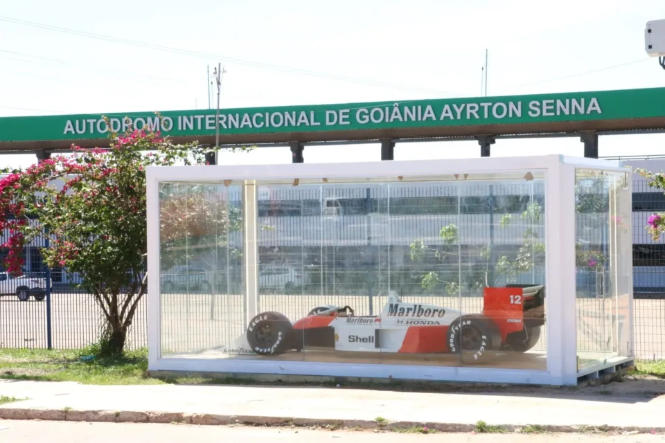 McLaren de Senna vira atração no autódromo de Goiânia