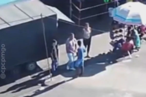 Vídeo flagra venda de drogas na região da 44, em Goiânia (Foto: Reprodução)