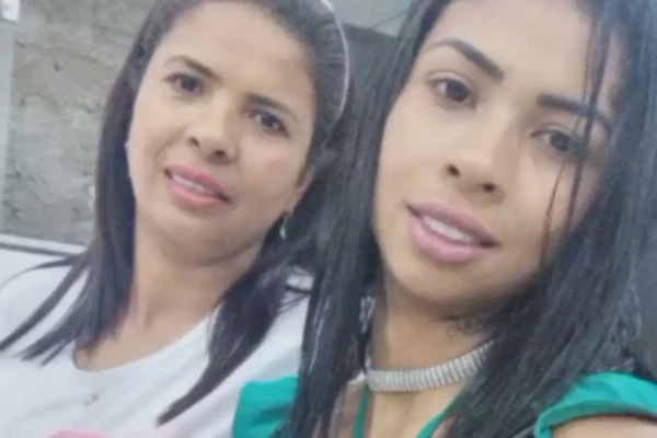 Mãe se despede de filha que perdeu em acidente na BR-153, em Rialma (Foto: Reprodução)