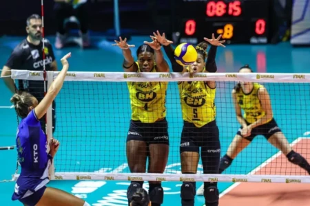 Jogo entre Praia Clube e Minas na Superliga Feminina de Vôlei