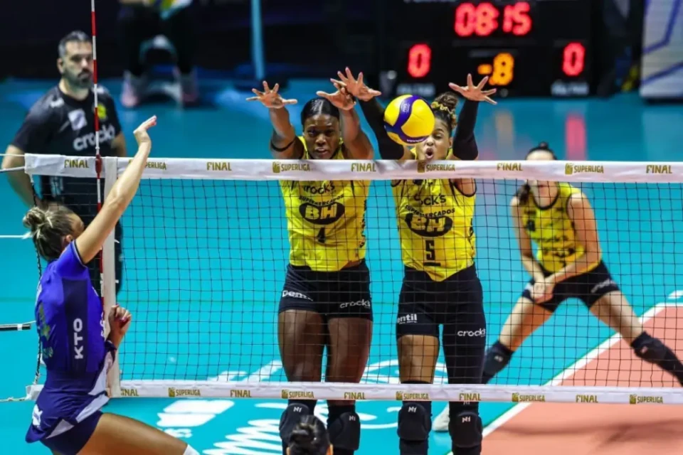 Jogo entre Praia Clube e Minas na Superliga Feminina de Vôlei