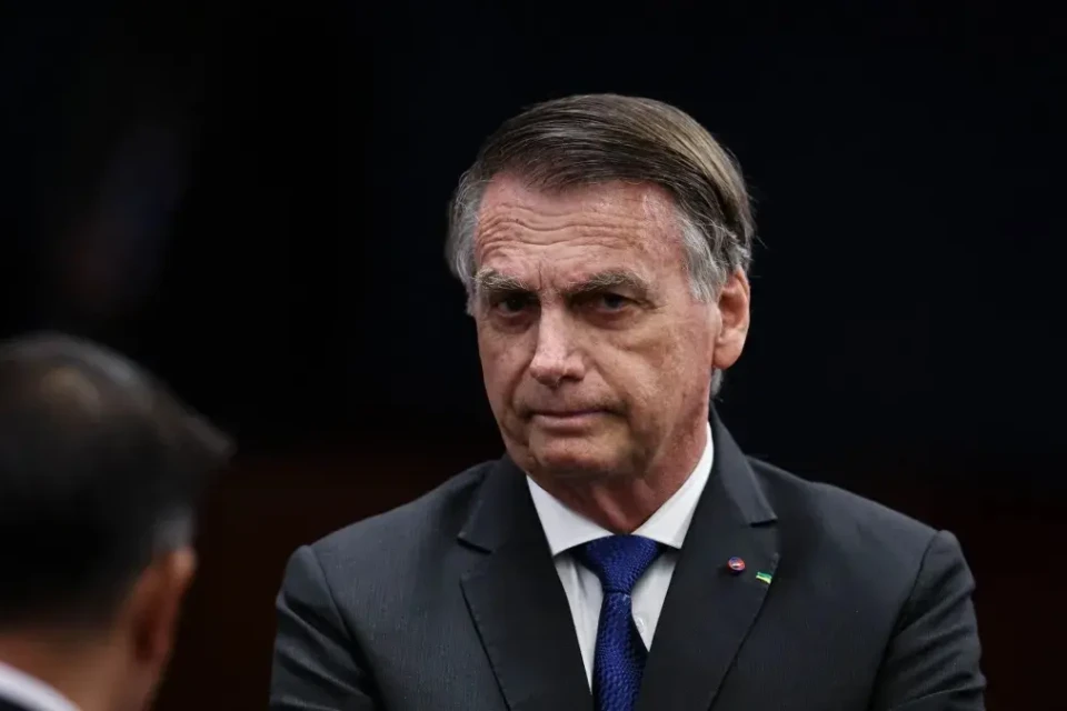 Michelle diz que Bolsonaro evolui bem, mas está 'chateado por não conseguir comer sozinho'