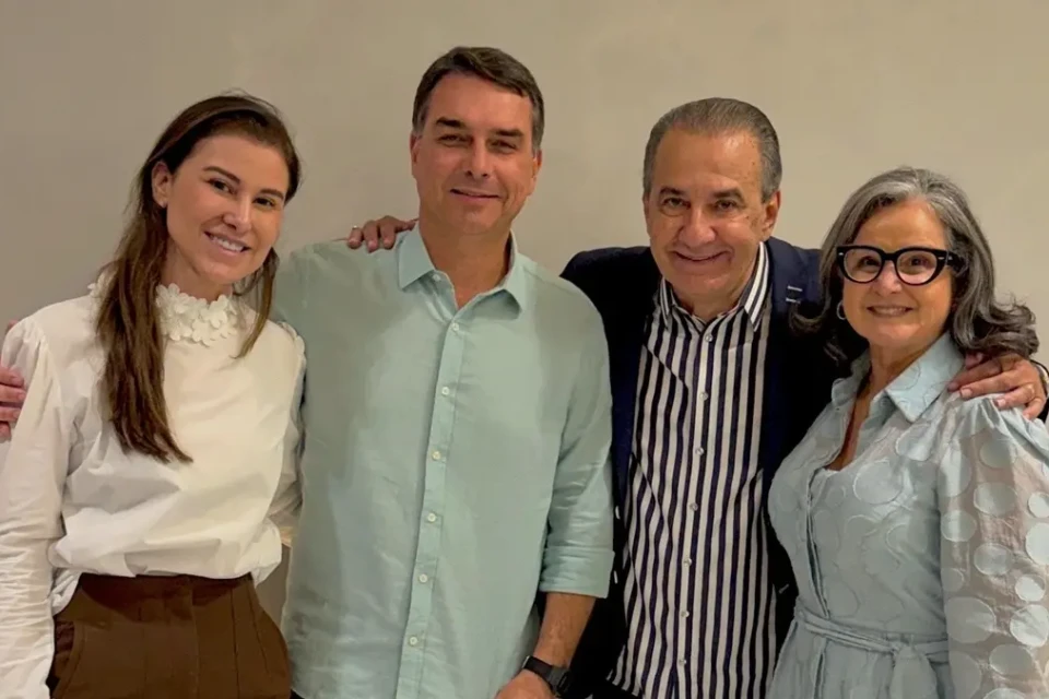 Flávio Bolsonaro sela reaproximação com Silas Malafaia e apoio na eleição em culto no Rio