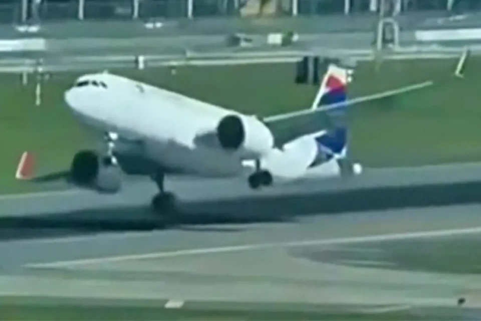 Vídeo: avião da Latam que partiu de Guarulhos arremete durante pouso em Buenos Aires aeronave tombando para o lado e decolando