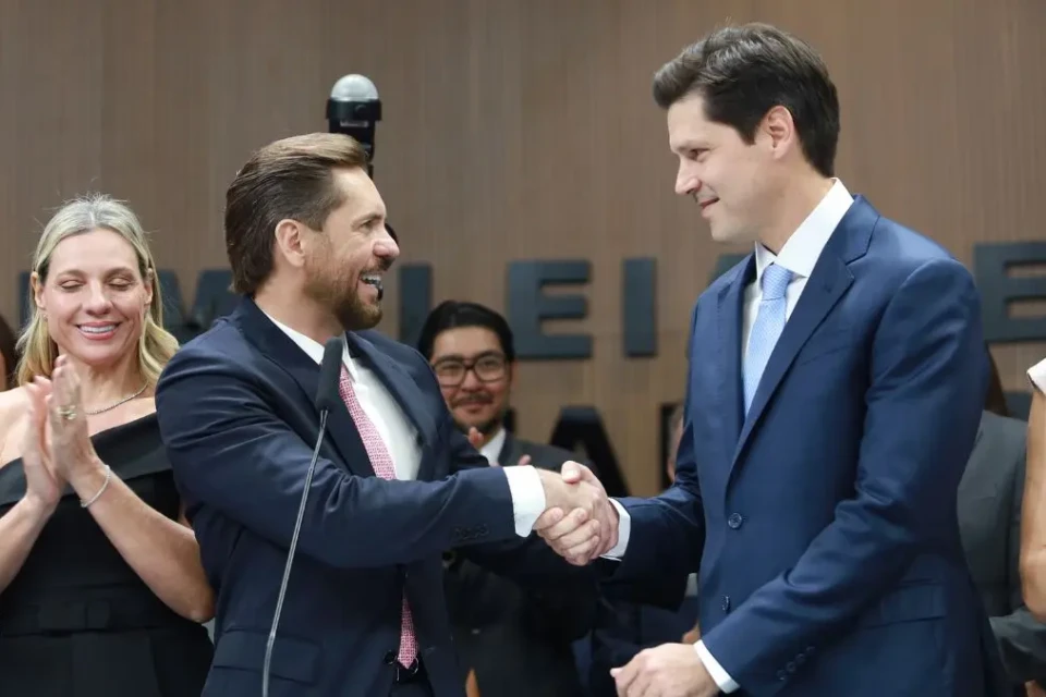 Imagem mostra governador de Goiás, Daniel Vilela, e presidente do Poder Legislativo, Bruno Peixoto