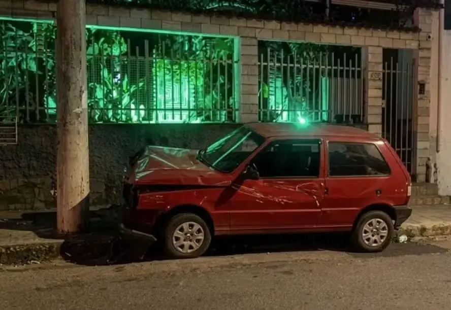 Após levar soco em briga no trânsito, motorista perde controle, bate carro e morre em BH Edmilson Rodrigues discutiu com motociclistas