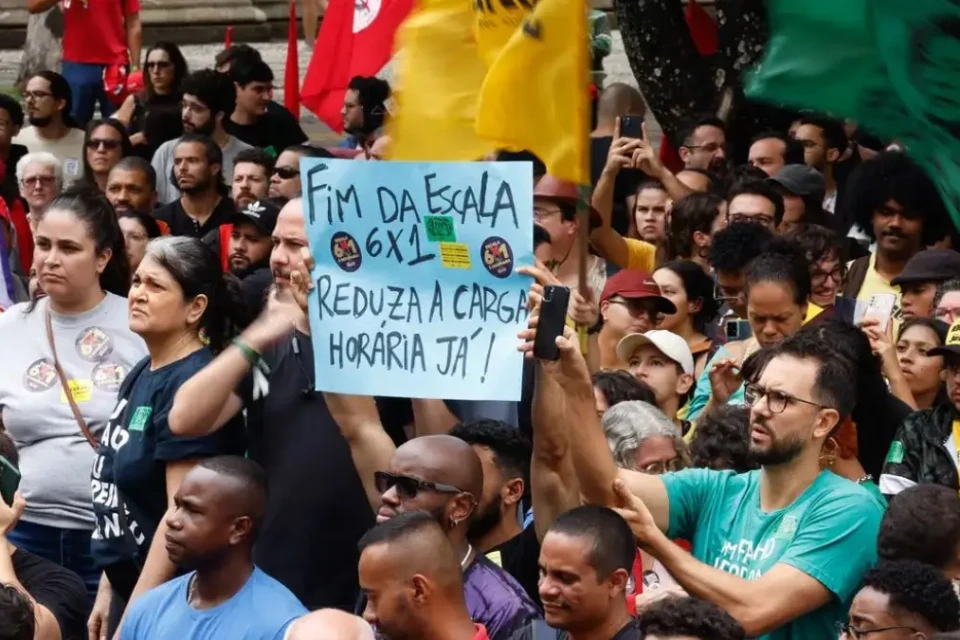 Imagem mostra trabalhadores durante ato em defesa do fim da escala 6x1