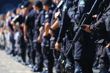 Imagem mostra militares em formação