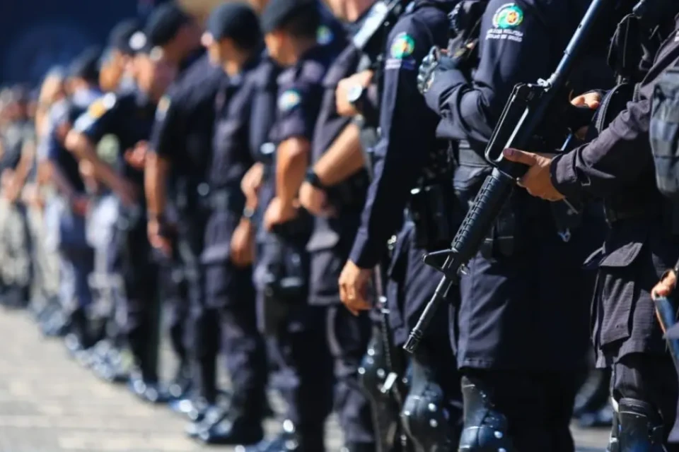 Imagem mostra militares em formação