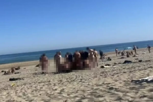 Praticantes de swing causam polêmica em vilarejo naturista mais famoso do mundo Mudança no perfil de turistas em Cap d’Agde