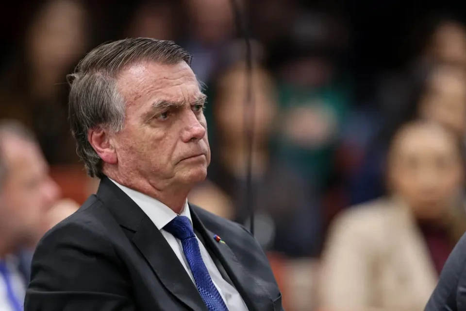 Moraes diz que arma de Bolsonaro pode ser falta grave e levar a revogação de prisão domiciliar PGR pistola apreendida