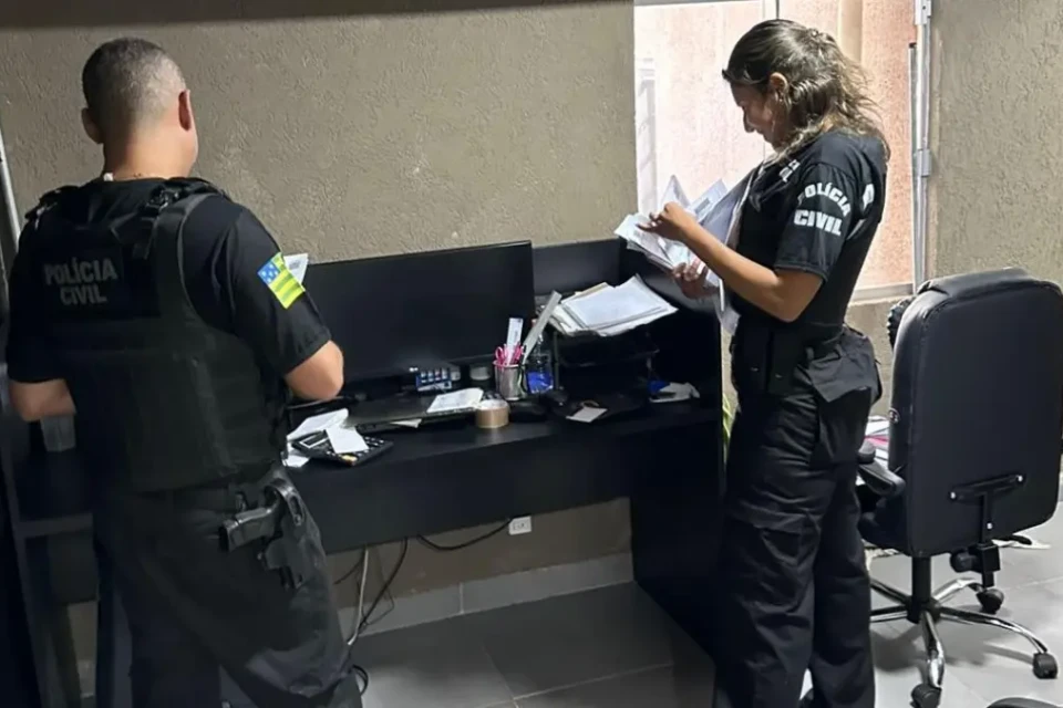 Policiais cumprindo mandados - (Foto: reprodução/PC)
