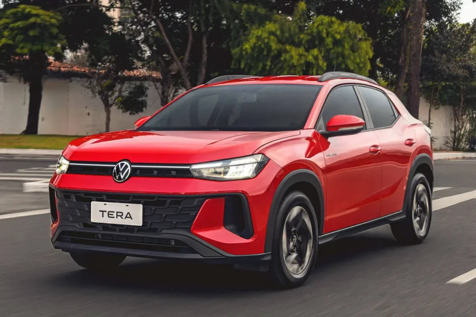 A Volkswagen anunciou nesta segunda-feira (4) um recall que atinge 117.798 veículos no Brasil, envolvendo cinco modelos populares da marca. A medida foi tomada após a identificação de uma falha no software de partida que pode comprometer o funcionamento do painel de instrumentos — item essencial para a condução segura.

Falha pode afetar painel durante a partida

Segundo a montadora, o problema está relacionado ao sistema eletrônico responsável pelo painel digital. Em alguns casos, o painel pode não funcionar mesmo após o veículo ser ligado, deixando de exibir informações importantes como velocidade, nível de combustível e dados do computador de bordo.

De acordo com a empresa, o defeito não atende às exigências legais e pode aumentar o risco de acidentes, com possibilidade de danos ao motorista e a terceiros.

Modelos e chassis envolvidos

Os veículos afetados foram fabricados entre 2021 e 2025 e vendidos em todo o país. Confira os modelos e intervalos de chassis:

Polo (2024 a 2026): RT644253 a TT640545
Virtus (2025 a 2026): SP003983 a TP007094 / T4000003 a T4900204
Nivus (2021 a 2026): MP012178 a TP030164
T-Cross (2022 a 2026): N4046494 a T4047371
Tera (2026): TT300001 a TT900104

A empresa alerta que os chassis são não sequenciais, ou seja, não seguem uma ordem contínua. Por isso, é fundamental que os proprietários verifiquem corretamente se o veículo está na lista.

O que fazer se seu carro estiver na lista

A Volkswagen informou que enviará cartas aos proprietários com orientações para agendamento nas concessionárias.

O atendimento inclui:

Inspeção do sistema
Atualização do software, se necessário

O serviço será gratuito, com início a partir do dia 11, e tem duração estimada de até duas horas.

Como obter mais informações

Os clientes podem consultar mais detalhes:

No site oficial de recall da marca
Pelo telefone 0800 019 8866

A recomendação é agir rapidamente para evitar riscos e garantir o pleno funcionamento do veículo.