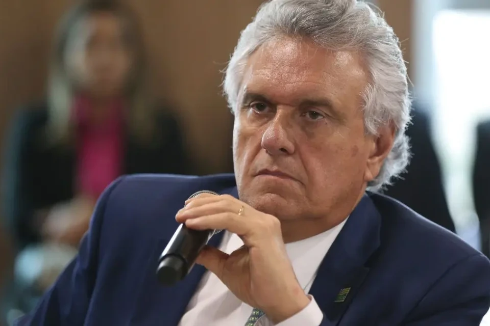 "Sobrenome não é currículo", diz Caiado em nova alfinetada contra Flávio Bolsonaro