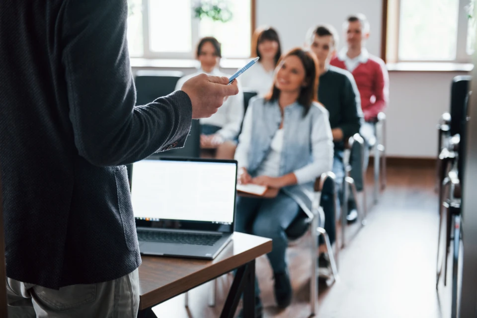 Evento reúne palestras e networking para estudantes e recém-formados em Goiânia