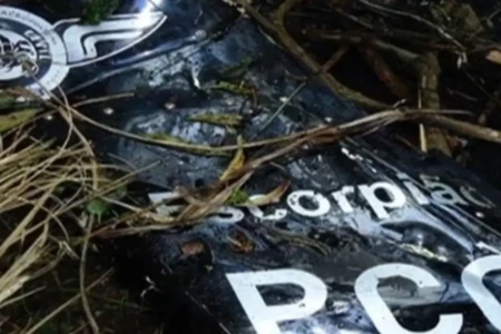 Helicóptero ficou totalmente destruído - (Foto: reprodução)