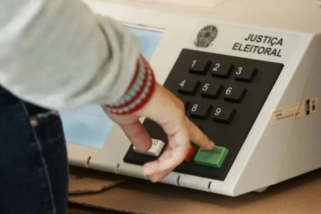 Imagem mostra pessoa utilizando urna eletrônica
