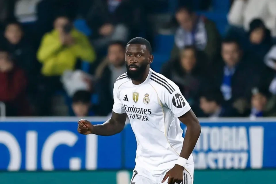 Rüdiger dá tapa em companheiro e aumenta tensão no Real Madrid, diz rádio espanhola