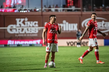 João Vieira em partida pelo Vila Nova