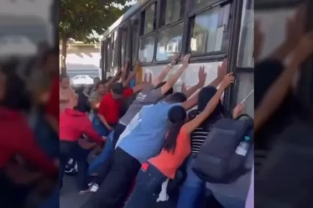 Populares se unem para salvar motociclista vítima de acidente com ônibus em Aparecida de Goiânia (Foto: leitor/Mais Goiás)