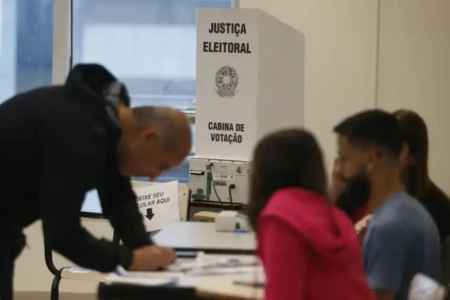 Imagem mostra eleitor na hora do voto