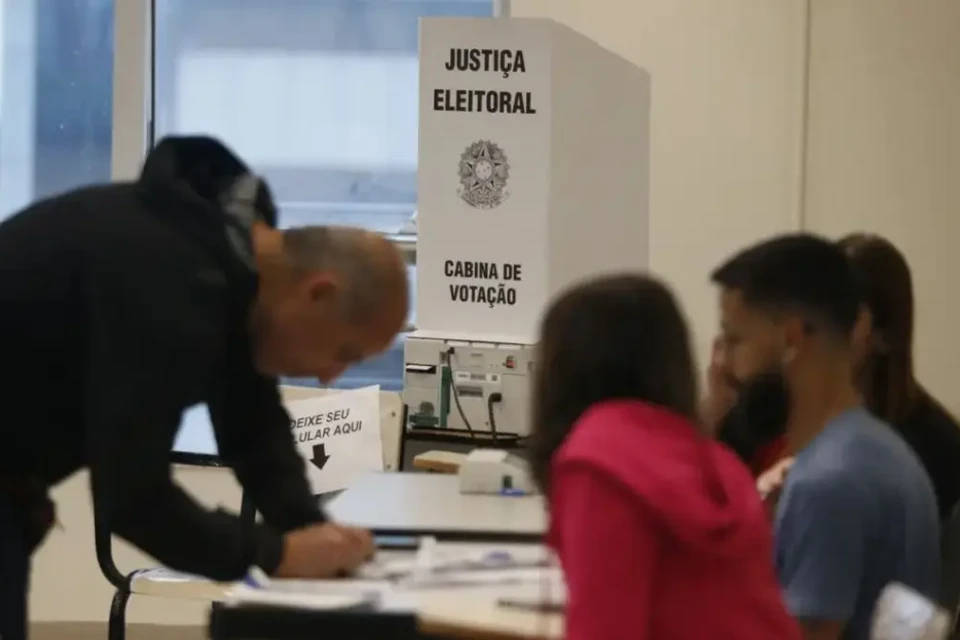 Imagem mostra eleitor na hora do voto