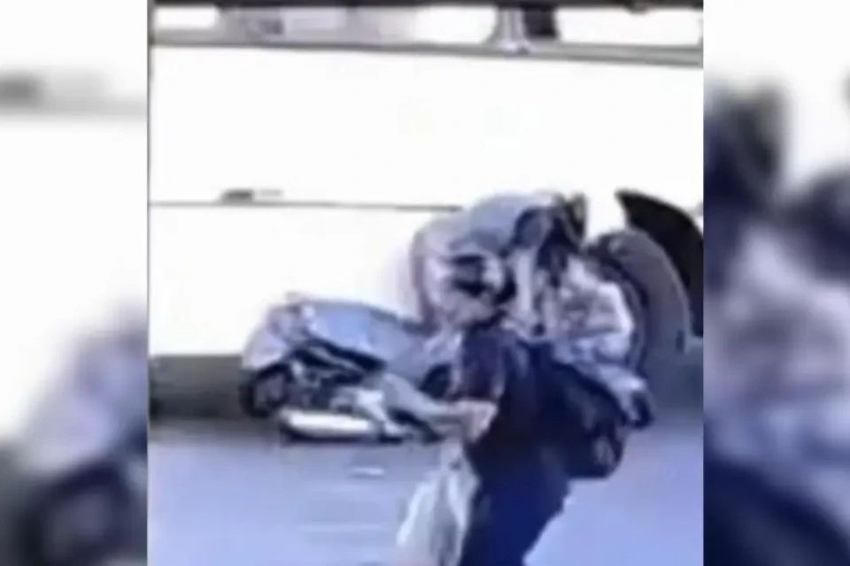 Motociclista sendo atropelado - (Foto: reprodução)