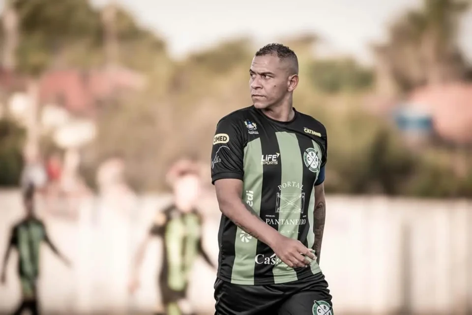 Atacante Walter durante jogo de futebol